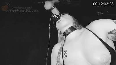 सुंदर लड़की के साथ उत्तम स्तन पर the ग्लोरीहोल